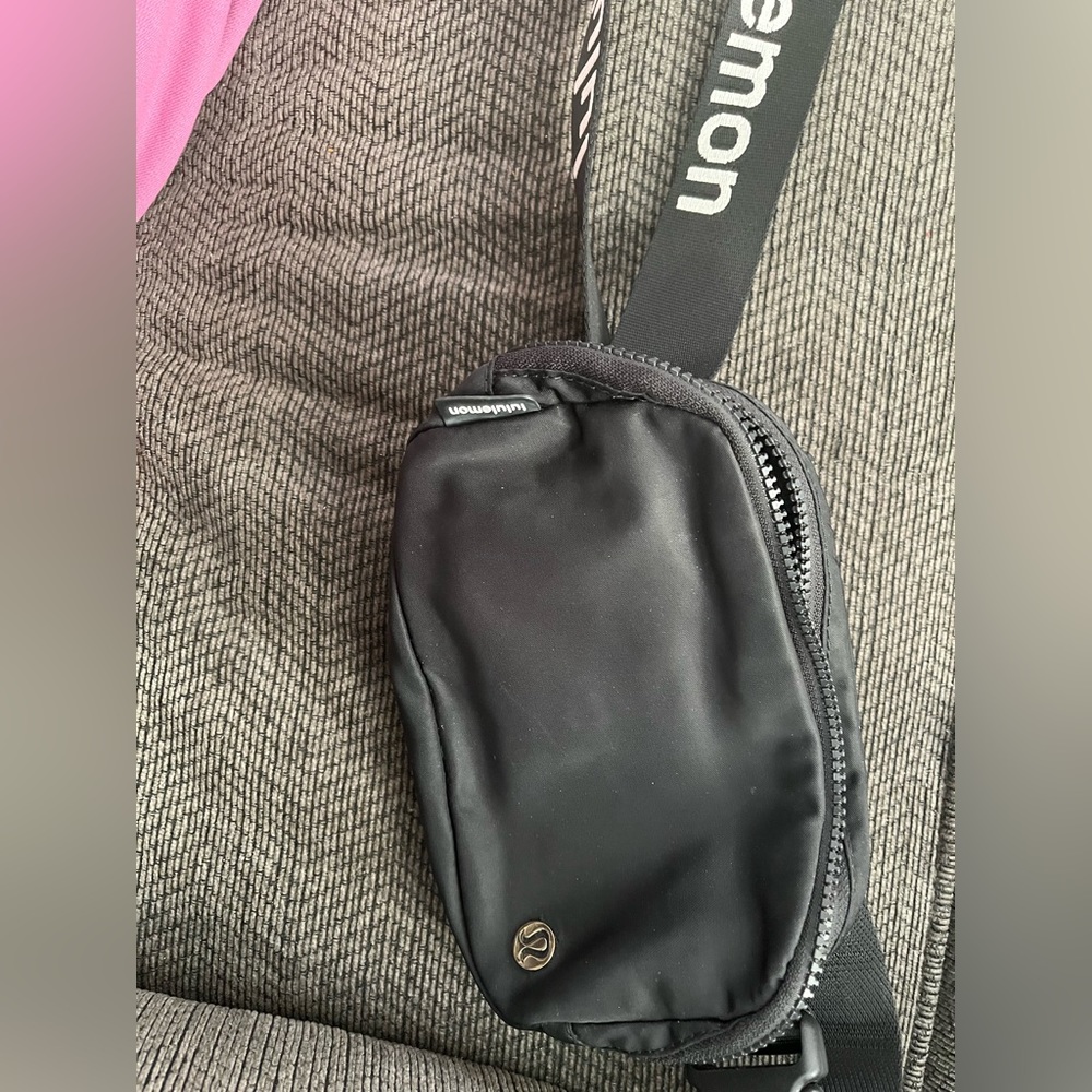 Lululemon black belt bag